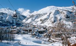 Village et télécabine du crêt de la Brive vus des pistes du Crey du Quart à Valloire