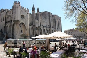 avignon place palais des papes